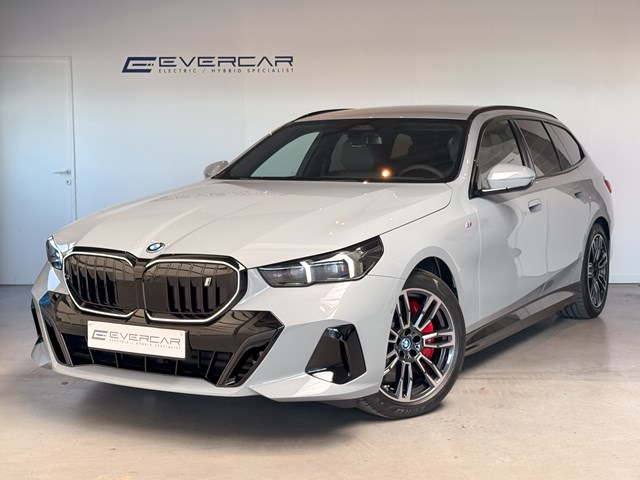 BMW i5 touring grey-01